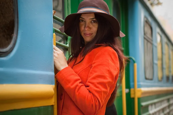 Девушка в поезде — стоковое фото
