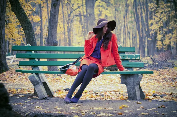 Girl sitting on bench — Stock Photo, Image