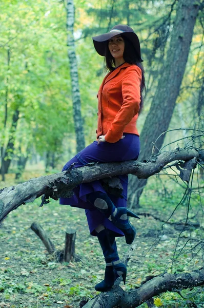 Девушка в лесу — стоковое фото