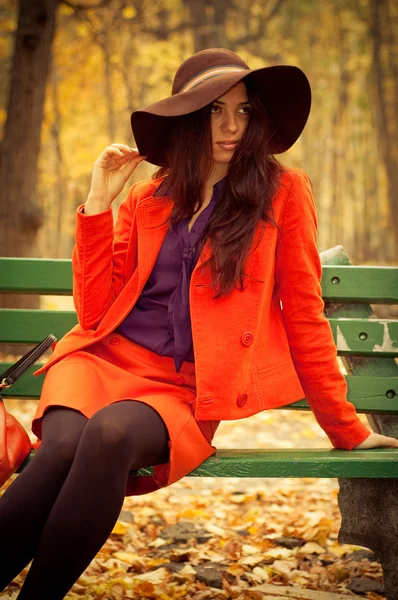 Girl sitting on bench — Stock Photo, Image