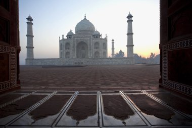 sunrise taj mahal bir kapıdan görülme