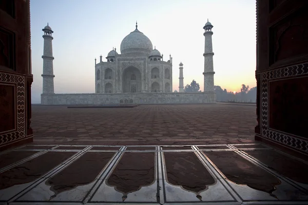 Sunrise Taj Mahal seen through an entrance — Stock Photo, Image