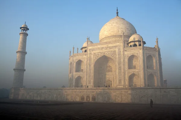 Clouds reach the Taj Mahal in India — Stock Photo, Image