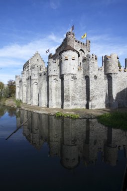 gravensteen kalede gand (flanders - Belçika) suda yansıtır.