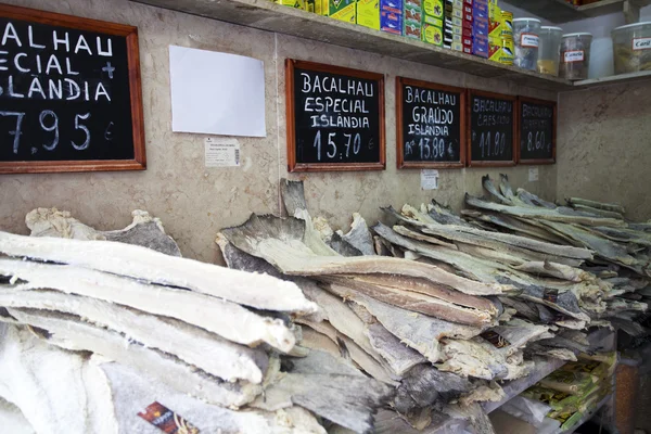 Bacalhau, pesce portoghese in un negozio a Lisbona — Foto Stock