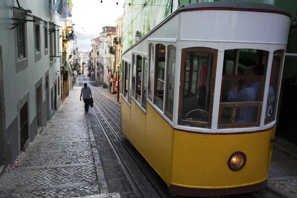 Gelbe strassenbahn im zentrum von Lissabon, portugal — Stockfoto