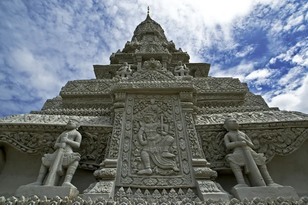 Stříbrná pagoda v královském paláci Phnompenhu v Kambodži — Stock fotografie