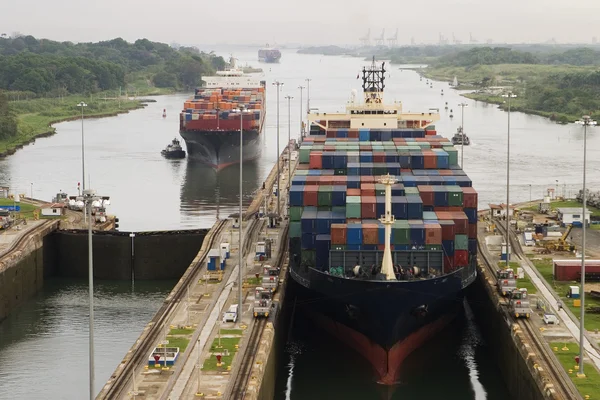 Грузовой корабль в Панамском канале — стоковое фото