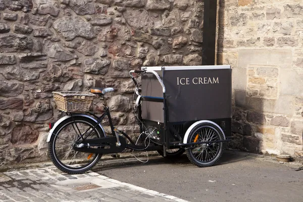 Carrinho de sorvete com bicicleta — Fotografia de Stock