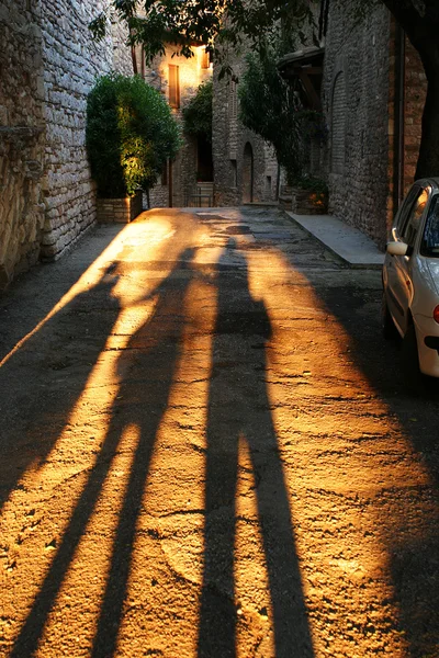 Lange Schatten in assisi — Stockfoto
