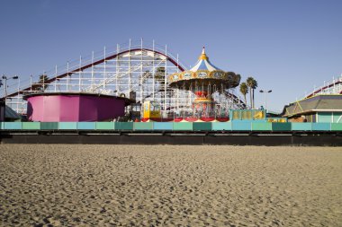 Boardwalk ve roller coaster