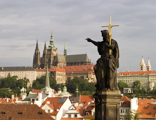 Prager Burg mit Statue — Stockfoto