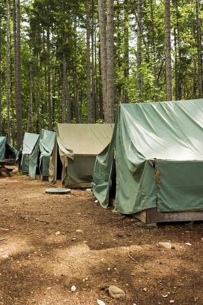 Палатки в летнем лагере
