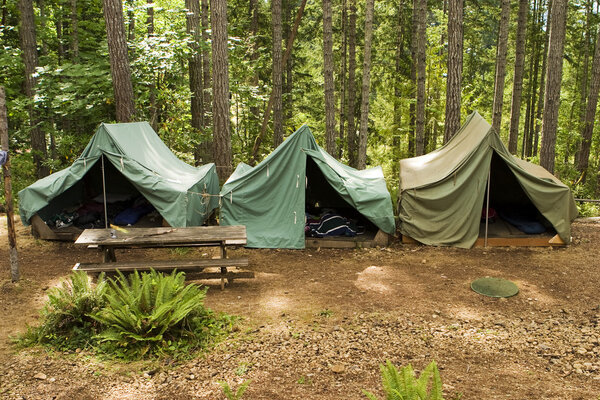 Палатки в бойскаутском лагере
