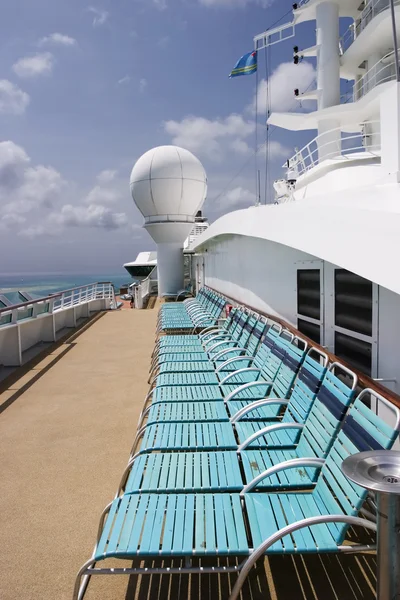Liegestühle auf Kreuzfahrtschiff — Stockfoto