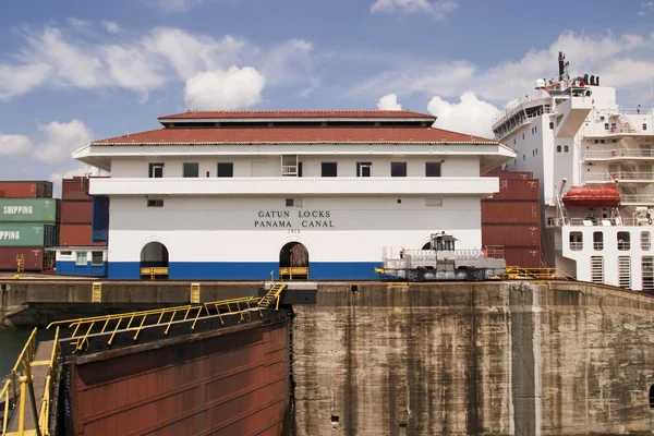 Panamský průplav s lodí — Stock fotografie