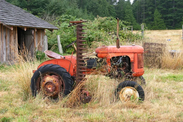 Gamla röda traktorn — Stockfoto