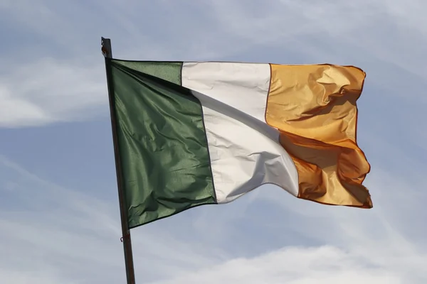 Ιρλανδική σημαία στον άνεμο — Φωτογραφία Αρχείου