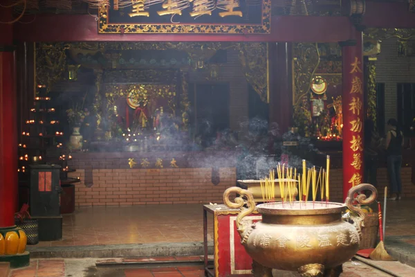 Wewnątrz świątyni buddyjskiej — Zdjęcie stockowe