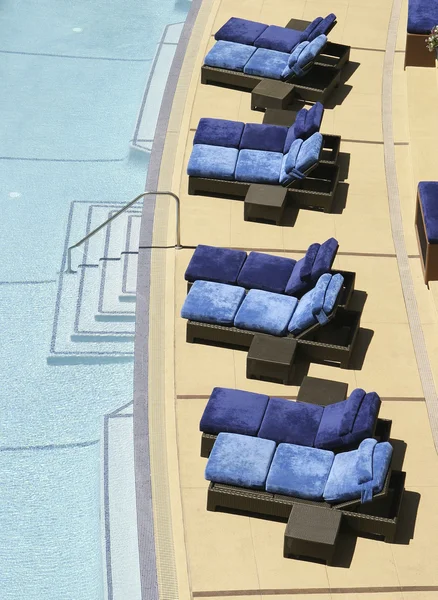 Yüzme havuzunun kenarında koltukları — Stok fotoğraf