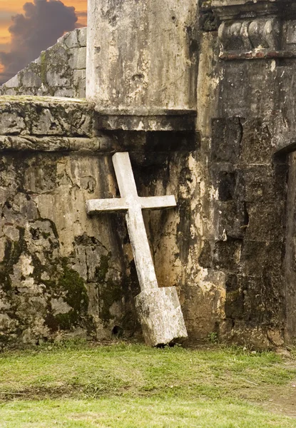 Croce solitaria contro il muro — Foto Stock
