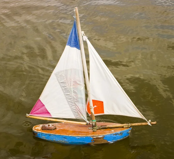 Маленькая игрушечная лодка — стоковое фото