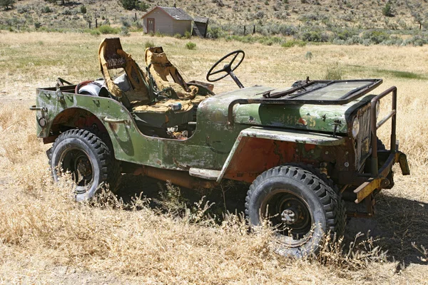 Alter Jeep aufgegeben — Stockfoto