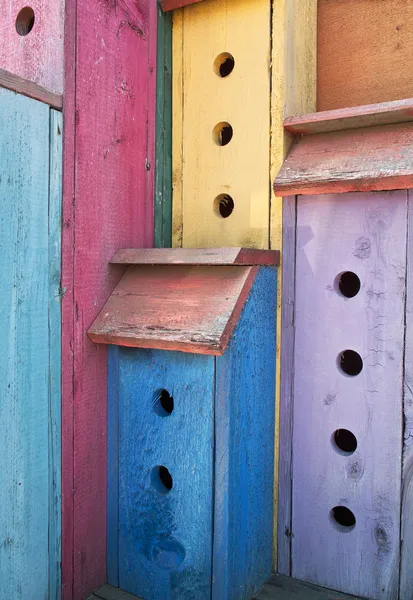 Πολύχρωμο birdhouse πολυόροφων κτιρίων — Φωτογραφία Αρχείου