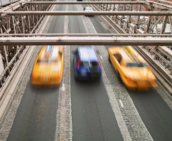 Taxibilar på brooklyn bridge — Stockfoto