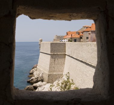 Dubrovnik duvarların içinden penceresi