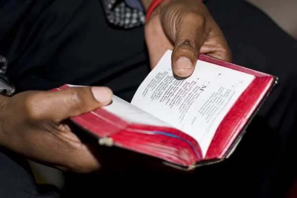 Servicio de oración con libro — Foto de Stock