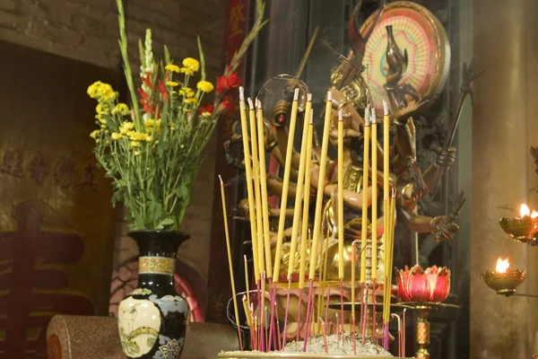 Buddhista oltár és a tömjén — Stock Fotó