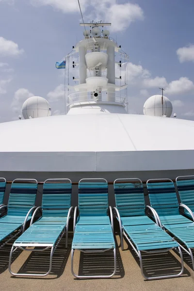 Ana gemi direği ile güverte sandalyeleri — Stok fotoğraf