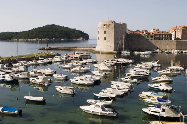 Puerto de Dubrovnik con barcos —  Fotos de Stock