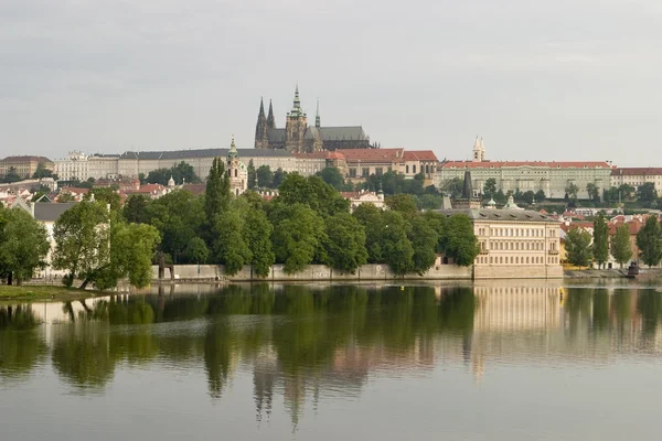 Pražský hrad s řekou — Stock fotografie