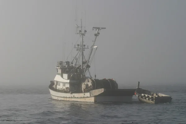 Barco de pesca no nevoeiro — Fotografia de Stock
