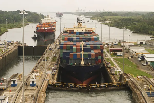 Schiffe fahren in Panamakanal ein lizenzfreie Stockbilder
