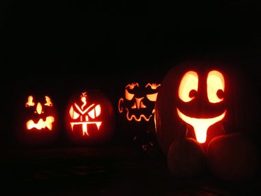 dört parlayan halloween kabaklar