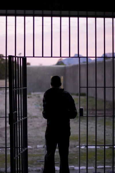 Mężczyzna opuszcza więzienie — Zdjęcie stockowe