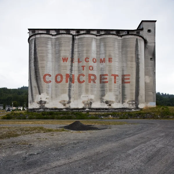 Industriell betong byggnad tecken — Stockfoto
