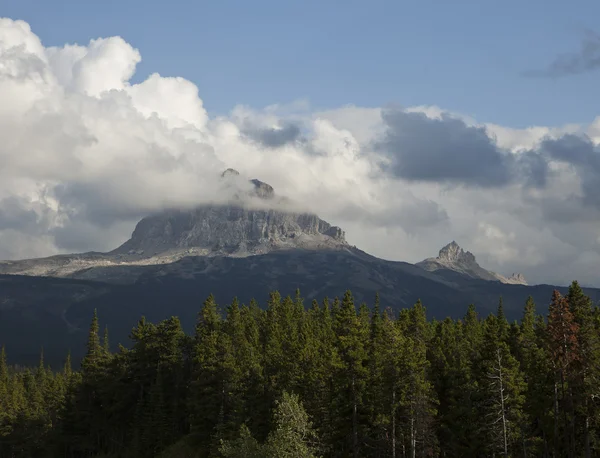 Grande capo montagna in nuvole — Foto Stock