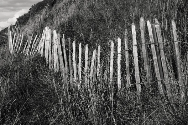 Ξύλινος φράκτης στην πλαγιά λόφου Σκωτία — Φωτογραφία Αρχείου