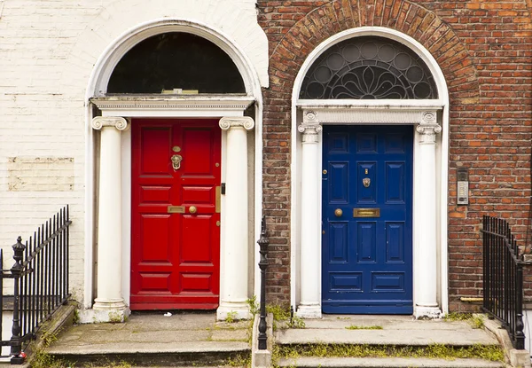 Röda och blå dörrar — Stockfoto