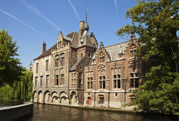 Construção pelo canal em Bruges — Fotografia de Stock