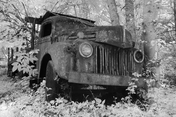 Camión viejo en infrarrojos — Foto de Stock