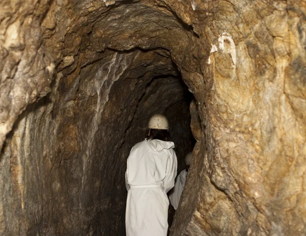Caminhando em um túnel de mina — Fotografia de Stock