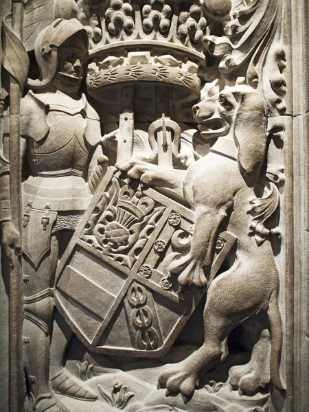 Рыцарь и лев в камне — стоковое фото