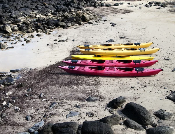 Cinco Kayaks en la playa —  Fotos de Stock