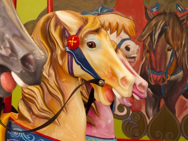 Kleurrijke paarden op carrousel — Stockfoto