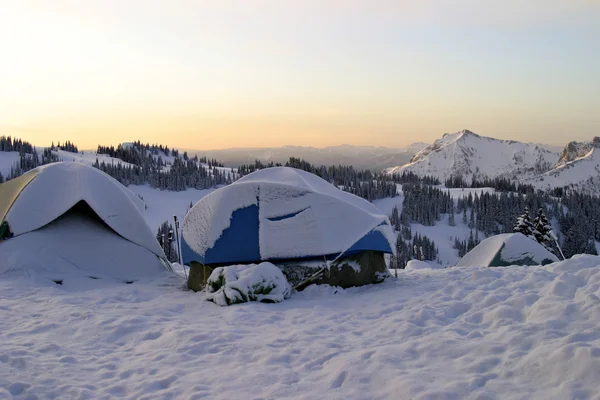 Pole namiotowe góry — Zdjęcie stockowe